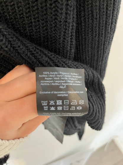 VILA. Jersey negro cuello alto. T.M