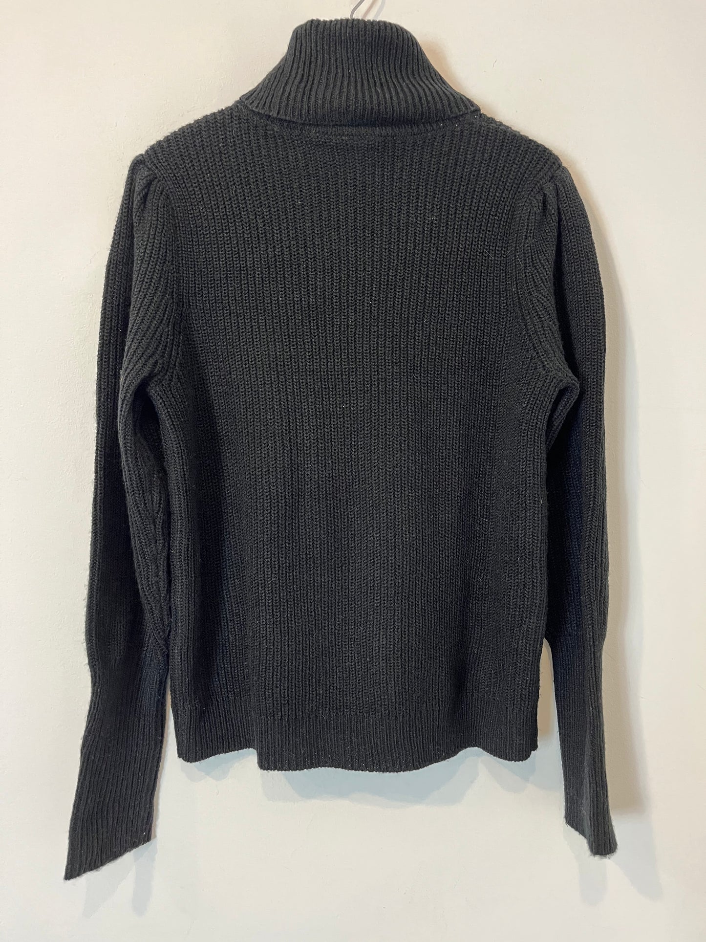 VILA. Jersey negro cuello alto. T.M