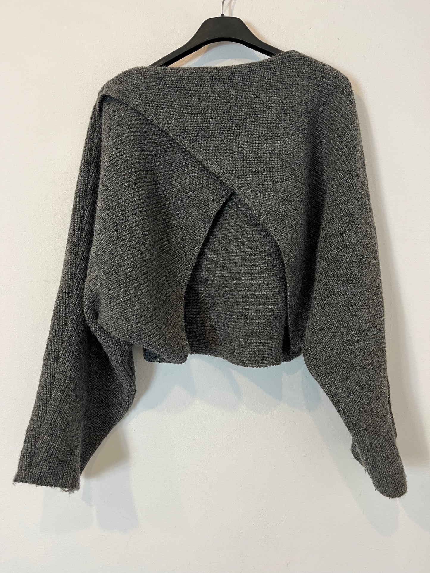 COMMENSE. Grey Tm back sweater