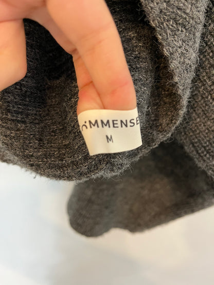 COMMENSE. Grey Tm back sweater