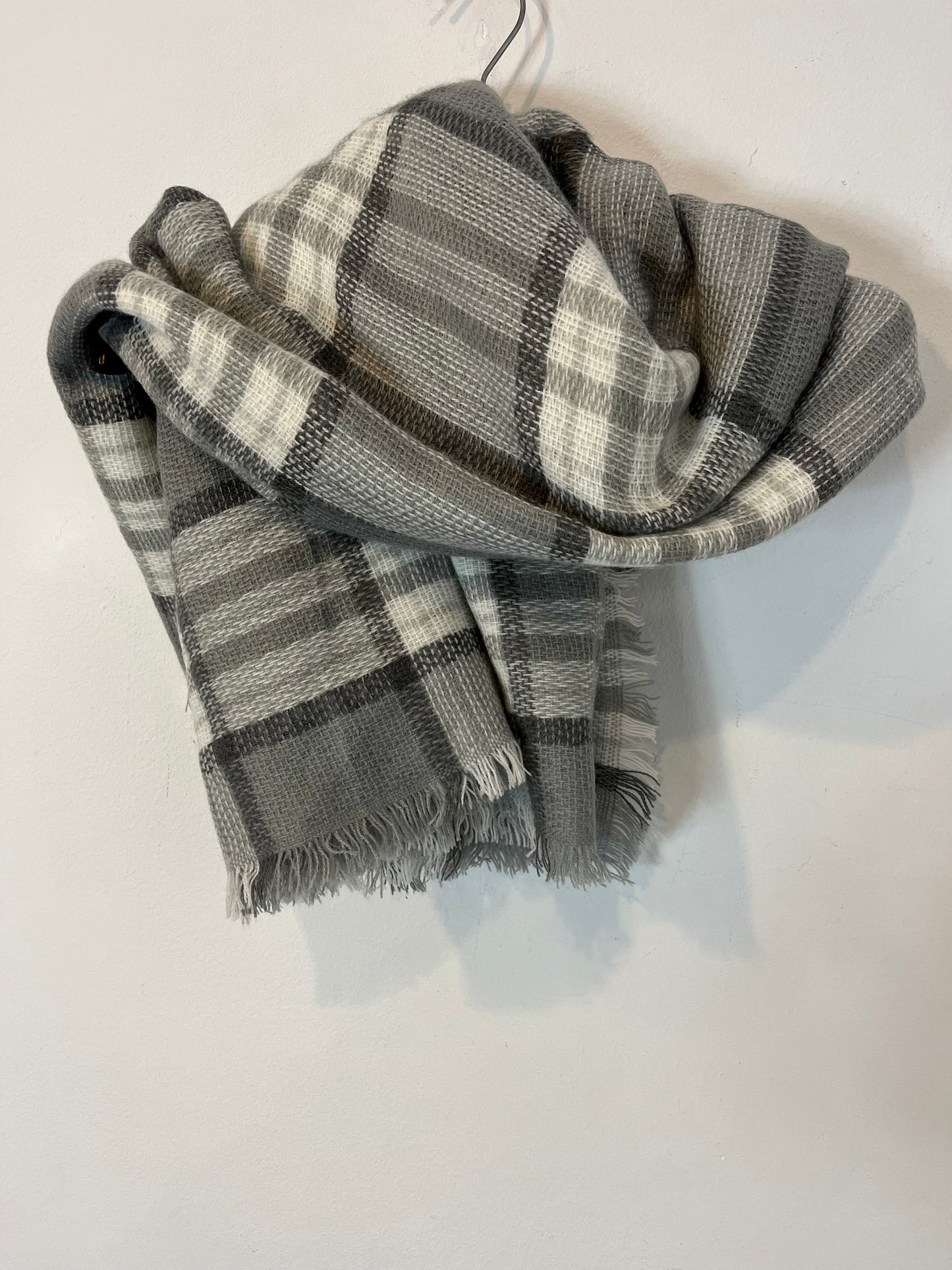 OTRAS. Bufanda cuadros grises