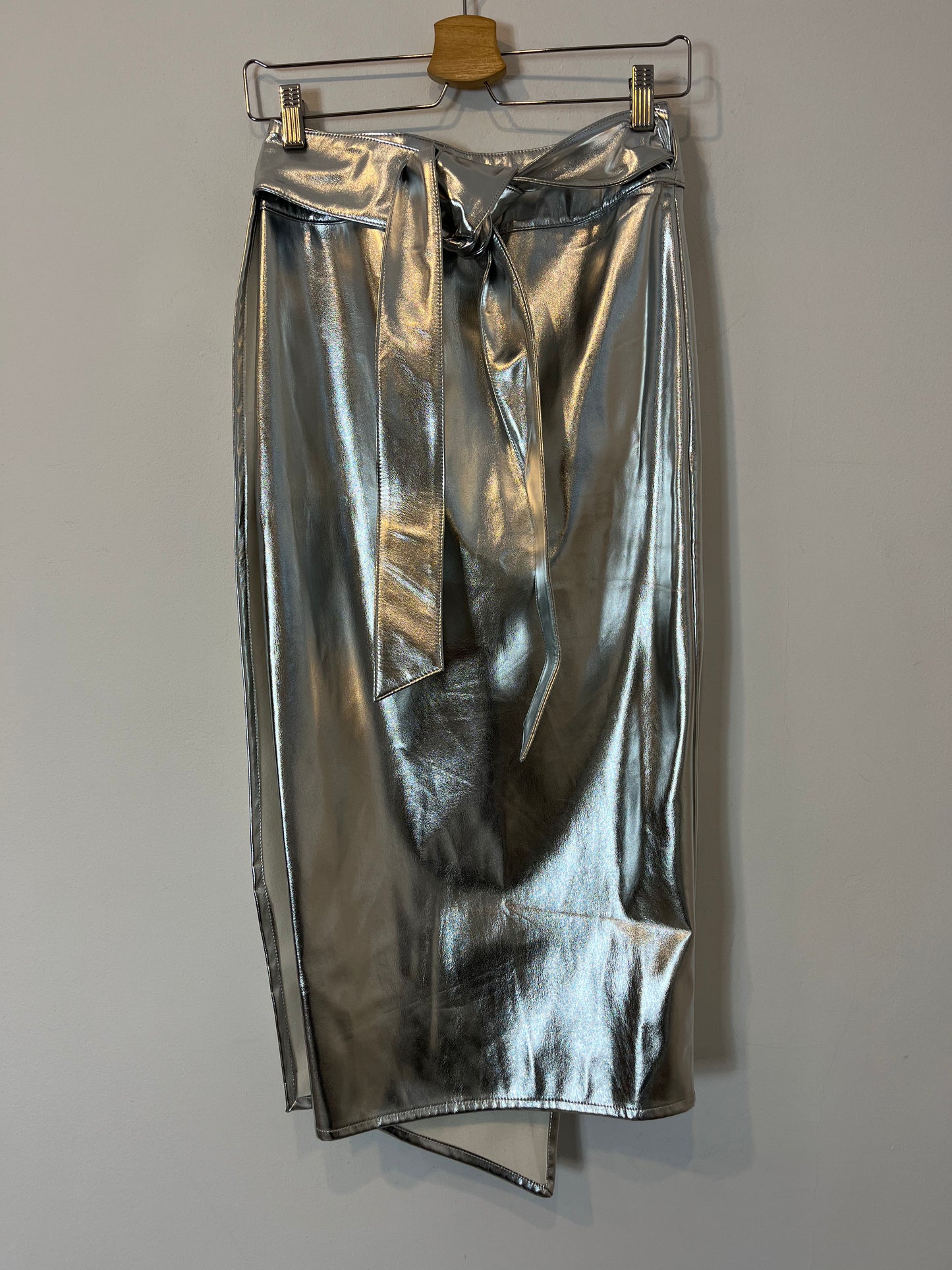 NEVER FULLY DRESSED. Falda midi plateada T.36