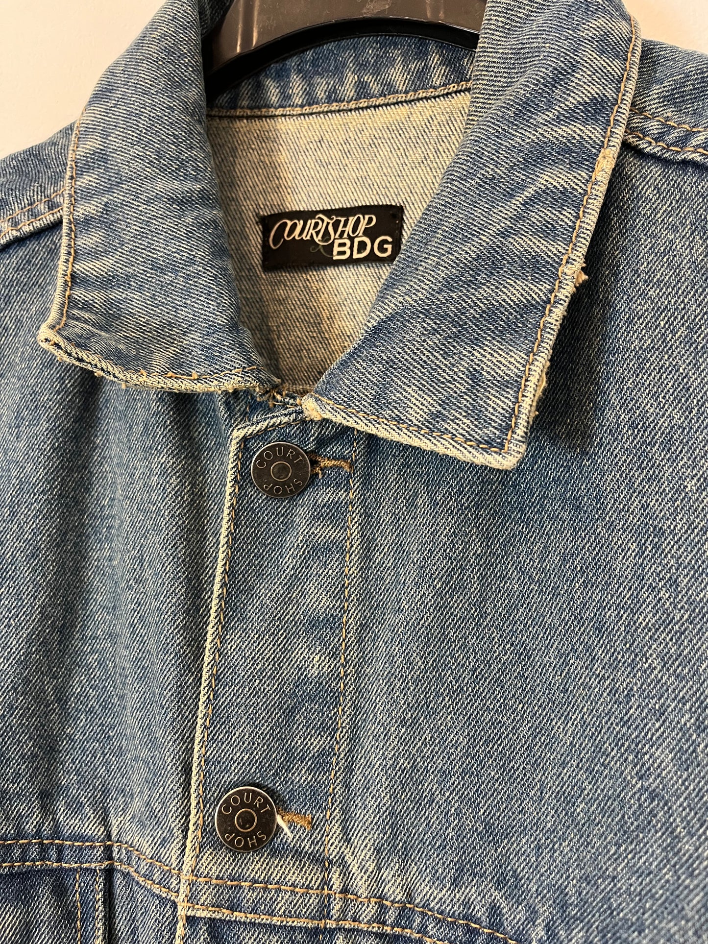 COURTSHOP. Cazadora vaquera efecto desgastadoT.m