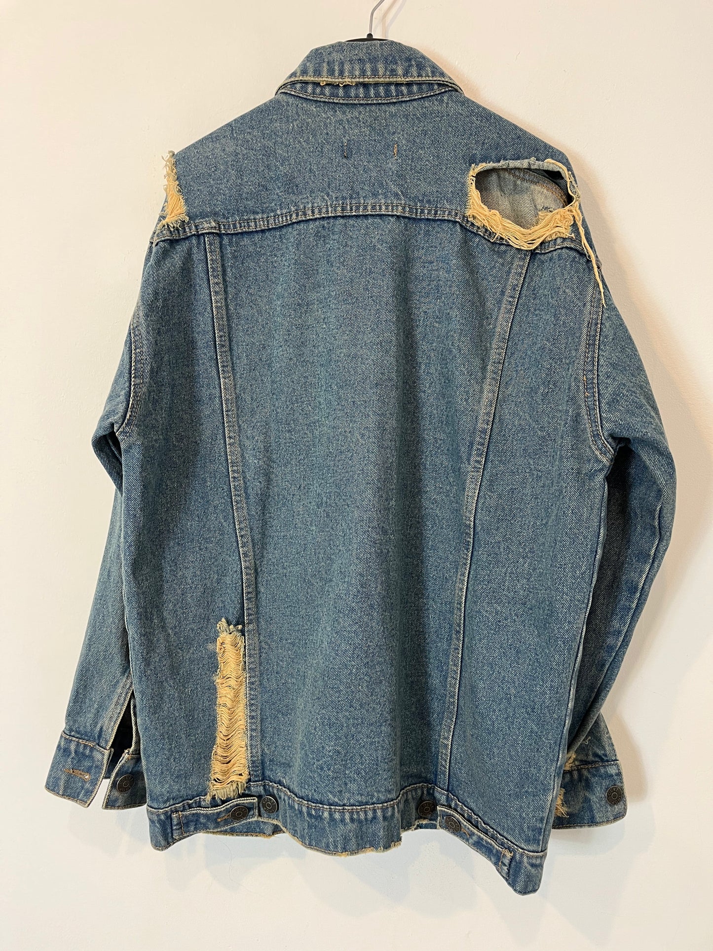 COURTSHOP. Cazadora vaquera efecto desgastadoT.m