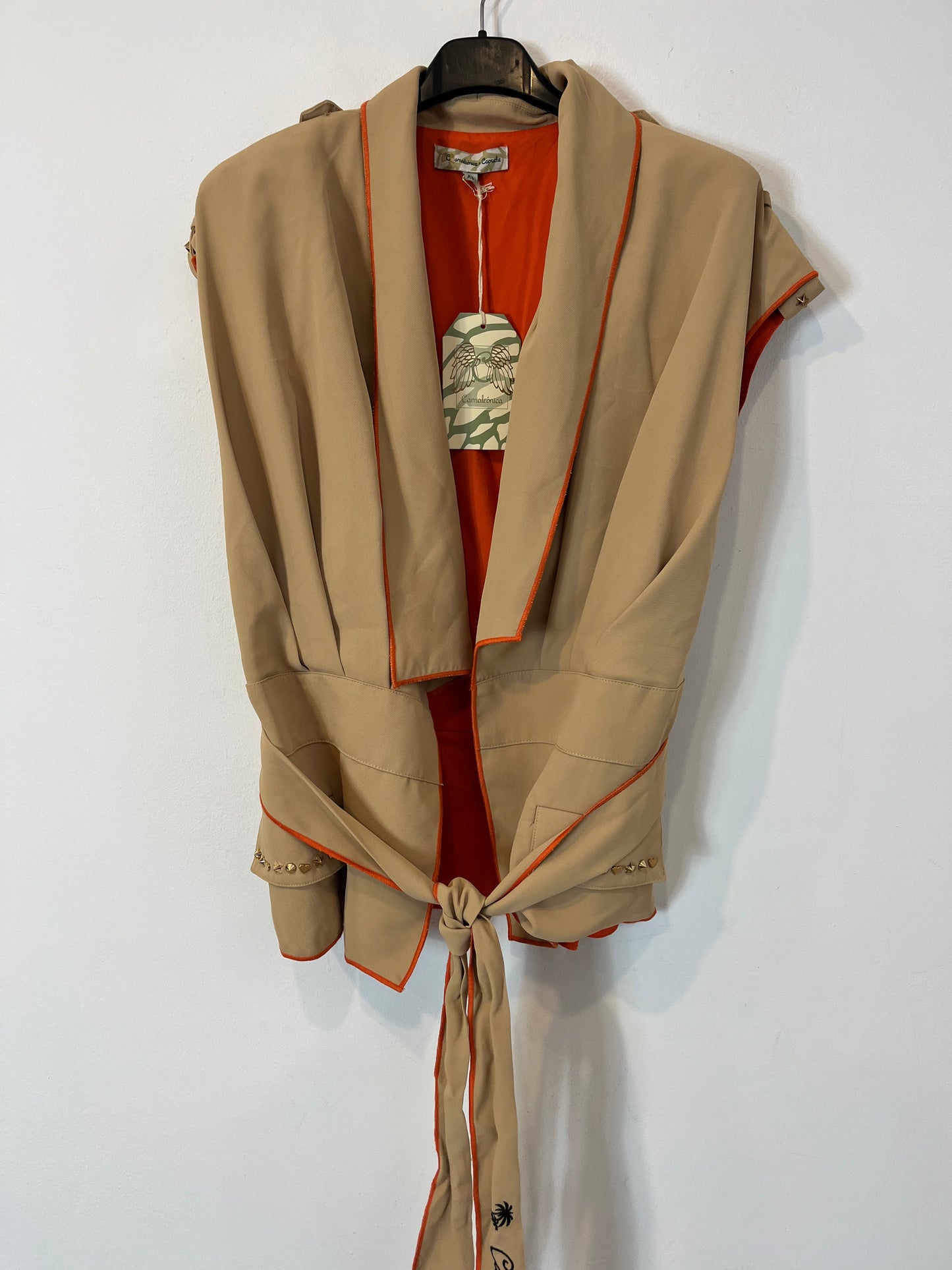 CAMALEONICA. Beige vest with S.xs details