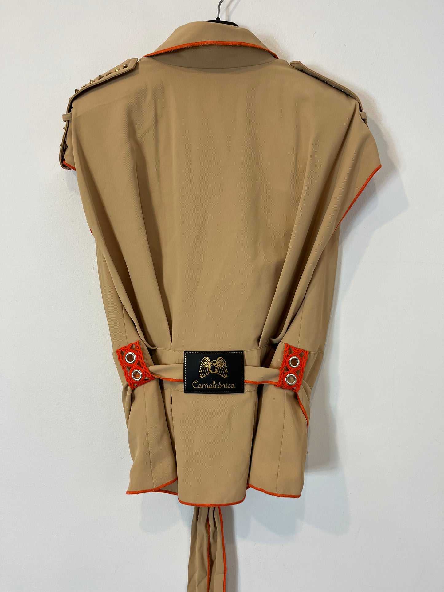 CAMALEONICA. Beige vest with S.xs details