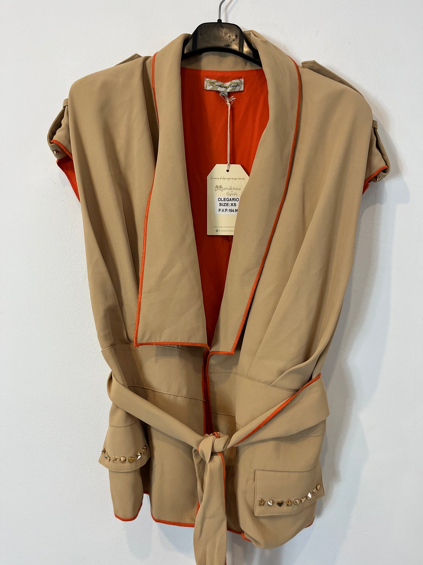 CAMALEONICA. Beige vest with S.xs details