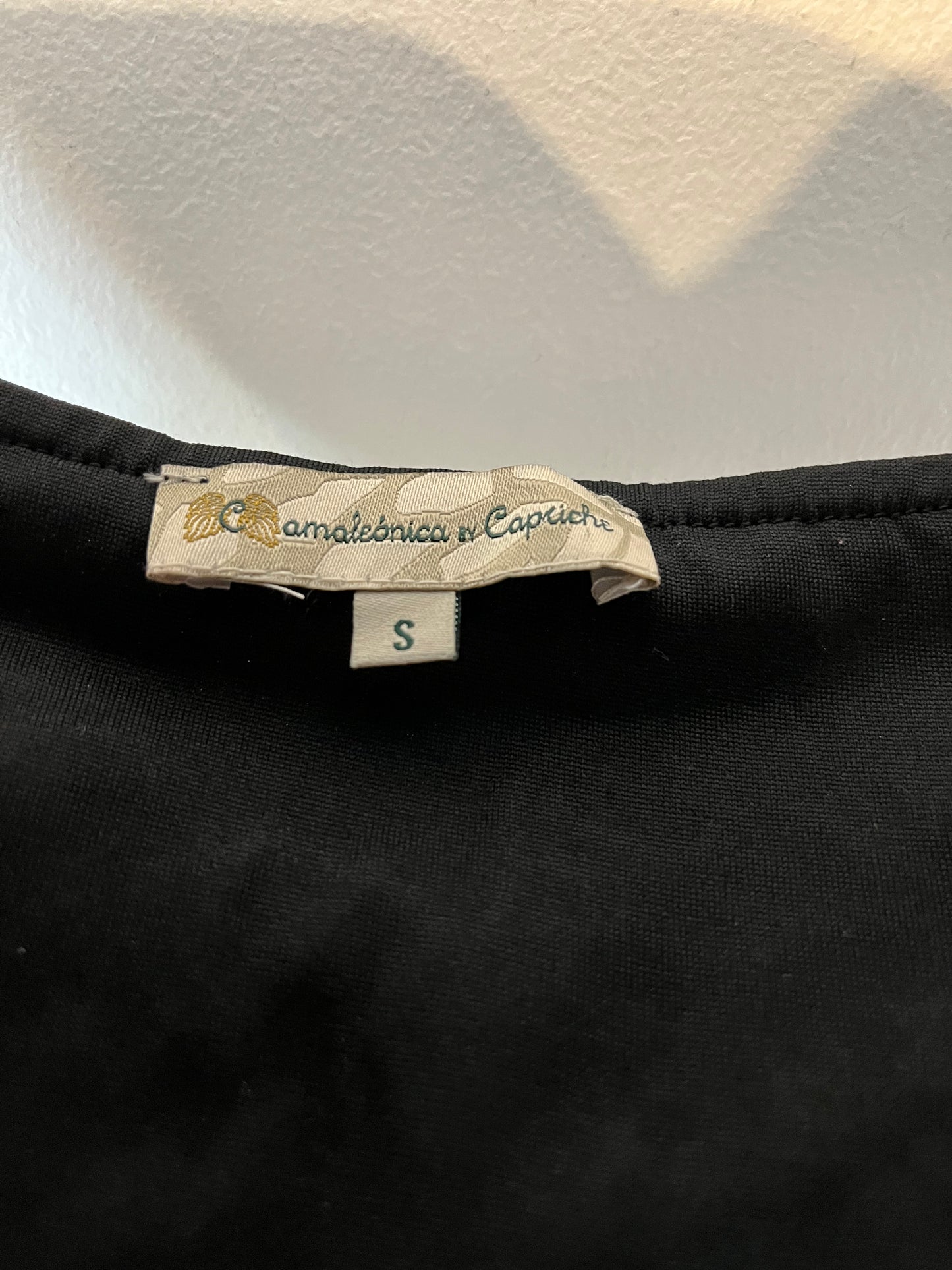 CAMALEONICA. Top negro nido de abeja T.s