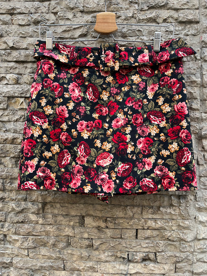 STRADIVARIUS. falda pantalón negra flores T.40