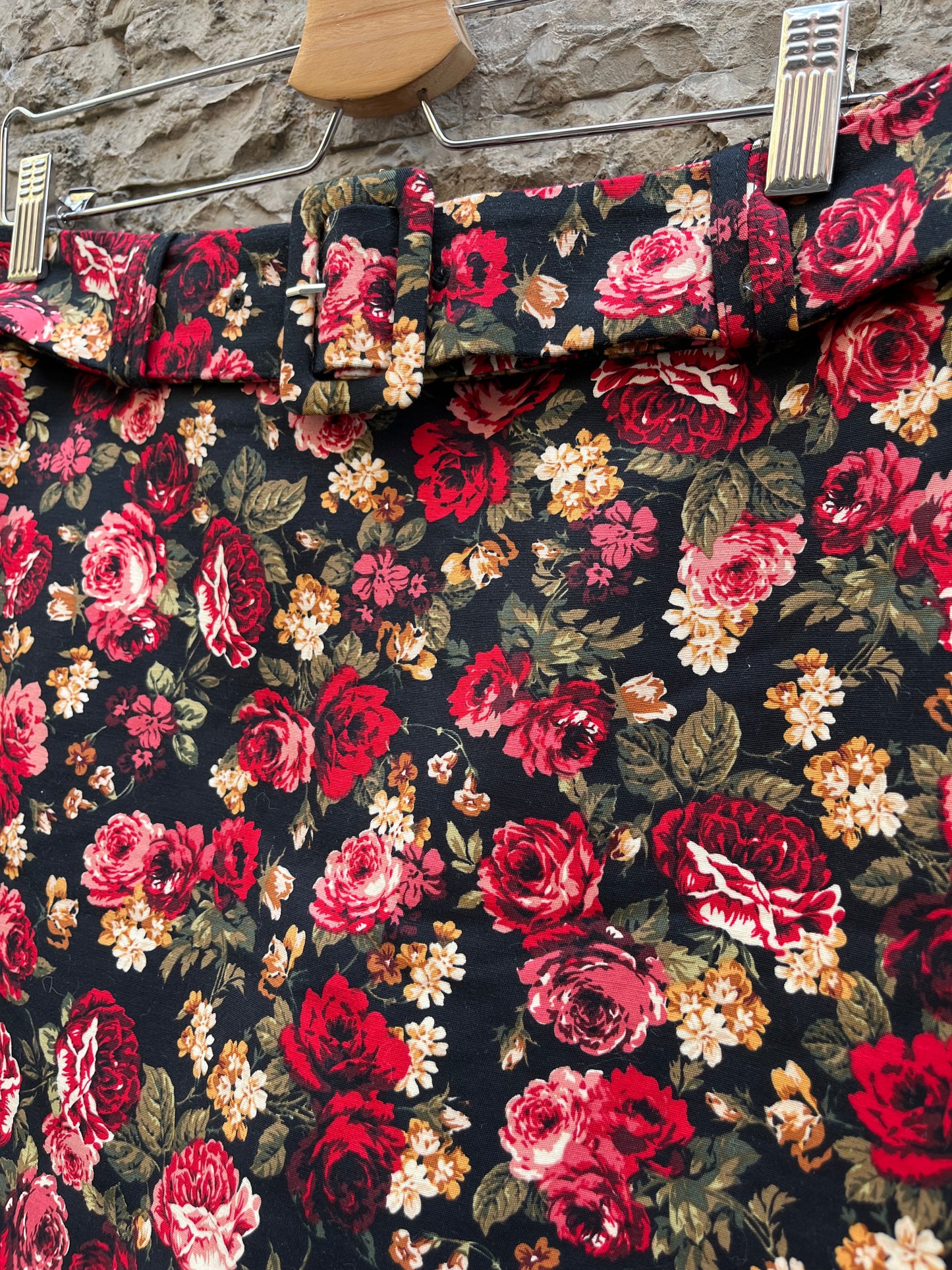 STRADIVARIUS. falda pantalón negra flores T.40