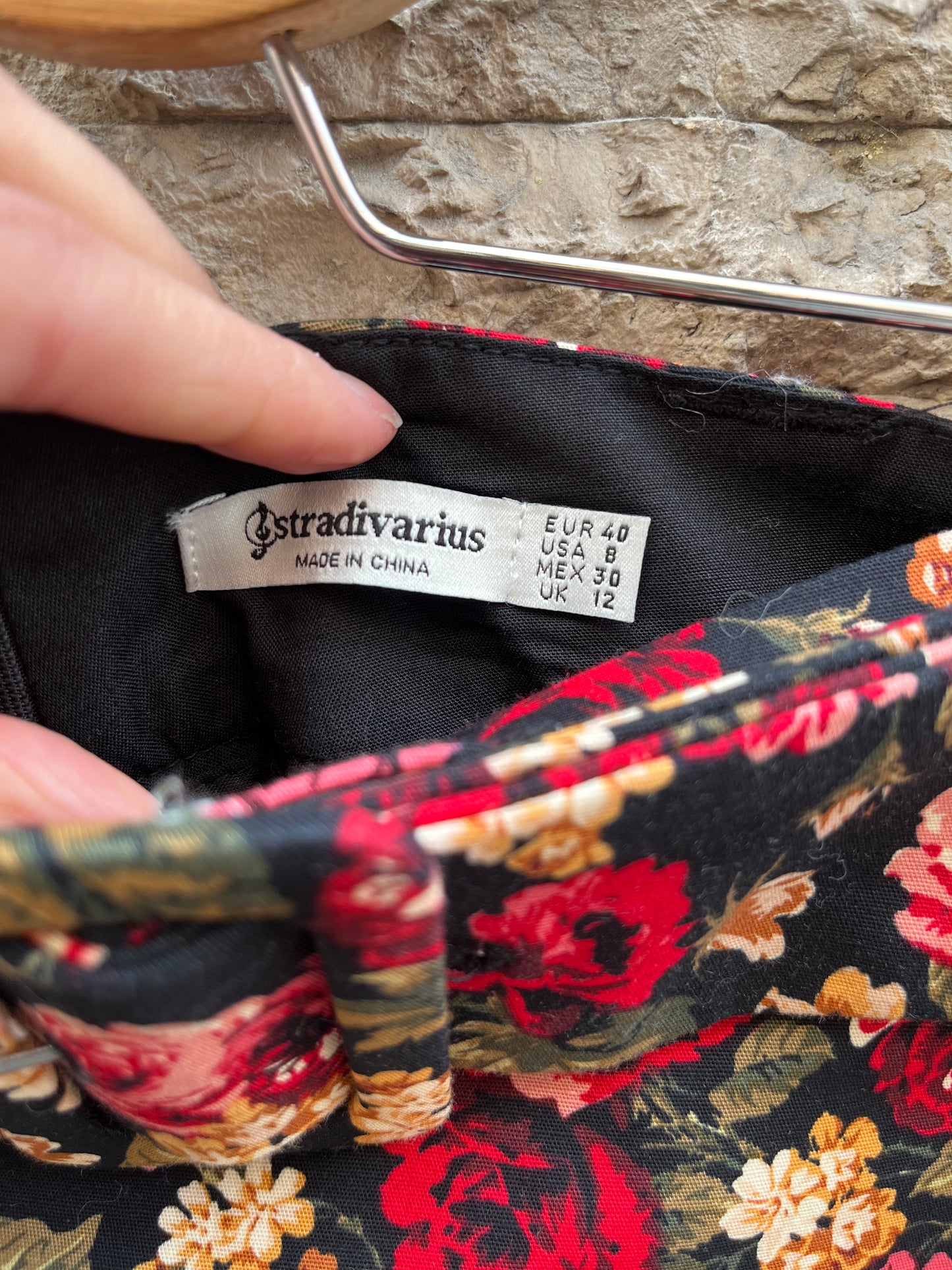 STRADIVARIUS. falda pantalón negra flores T.40