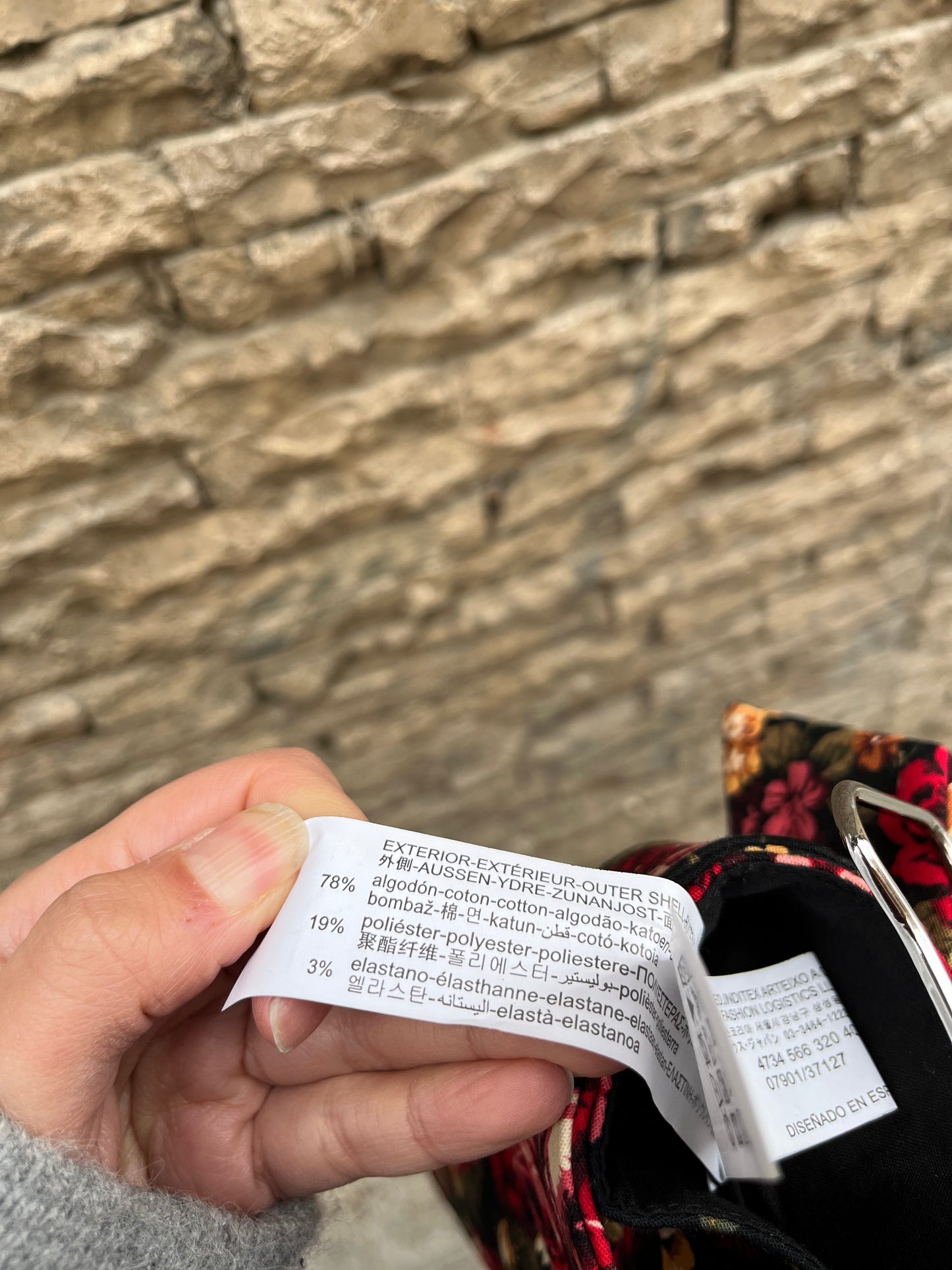 STRADIVARIUS. falda pantalón negra flores T.40