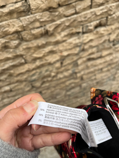 STRADIVARIUS. falda pantalón negra flores T.40