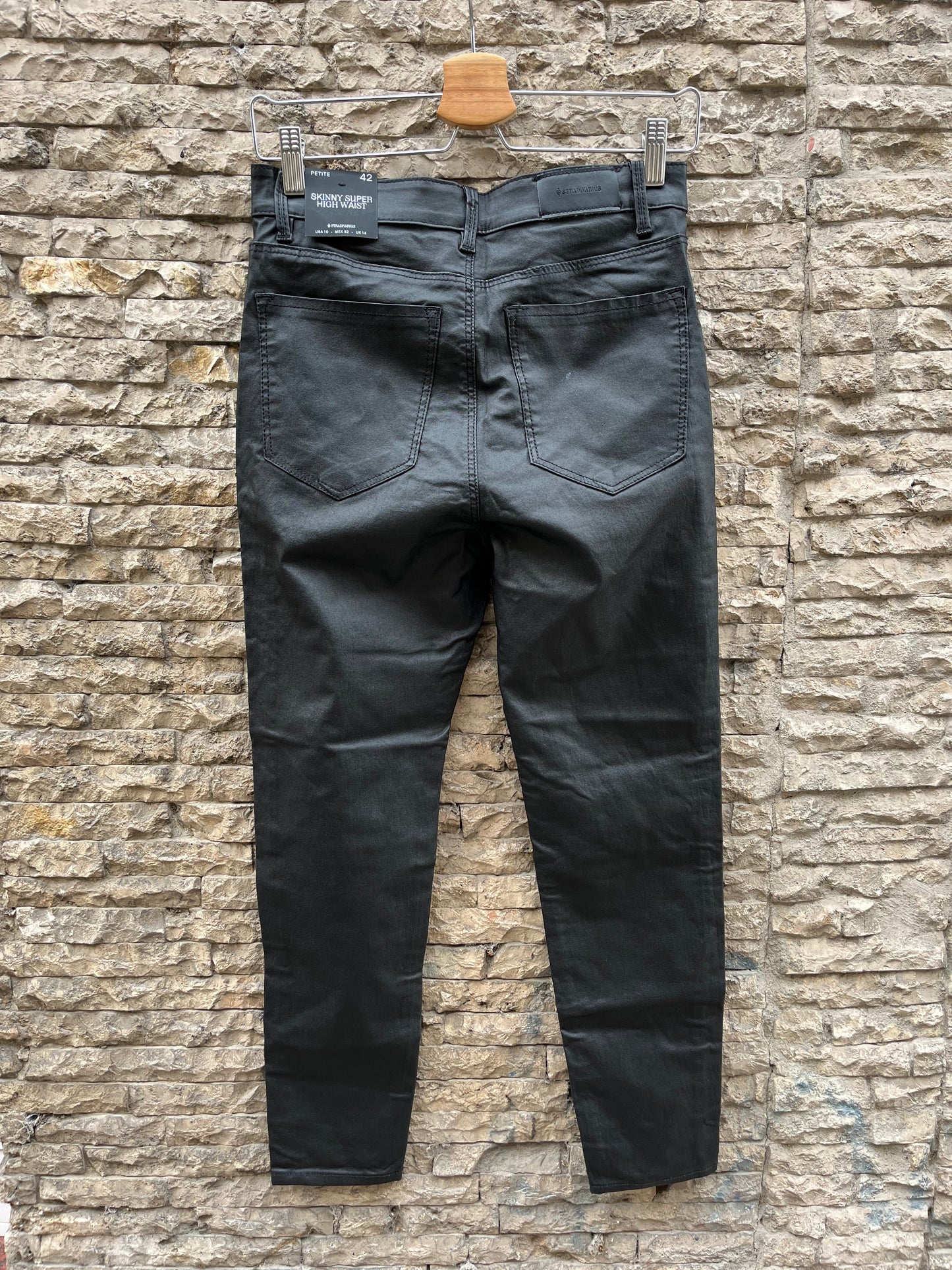 STRADIVARIUS. Pantalón negro encerado  T.42
