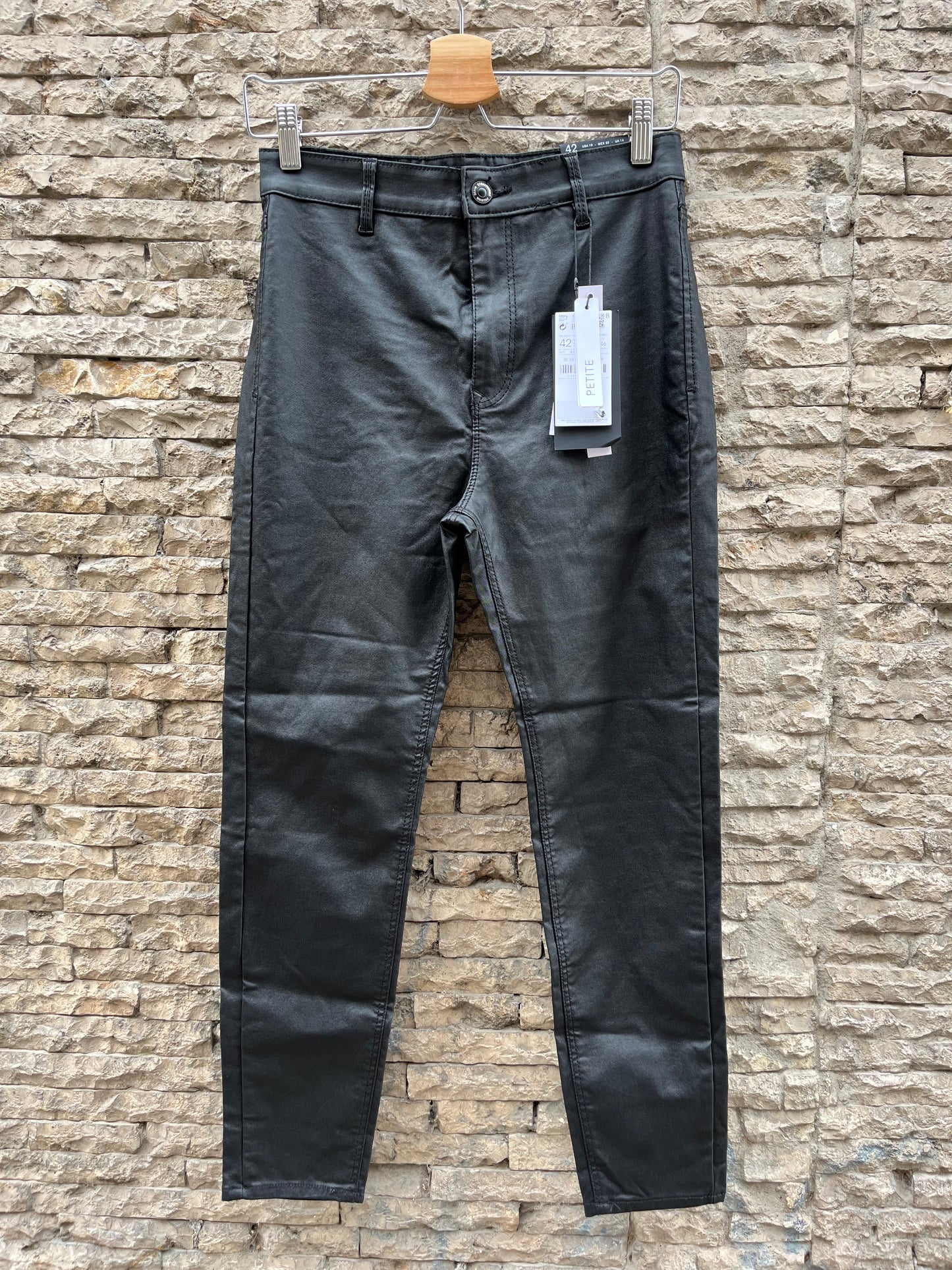 STRADIVARIUS. Pantalón negro encerado  T.42