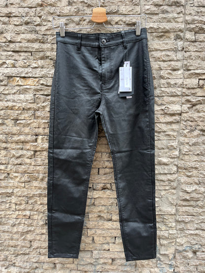 STRADIVARIUS. Pantalón negro encerado  T.42