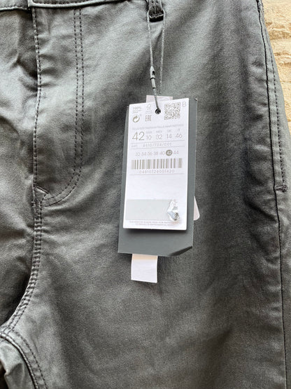 STRADIVARIUS. Pantalón negro encerado  T.42