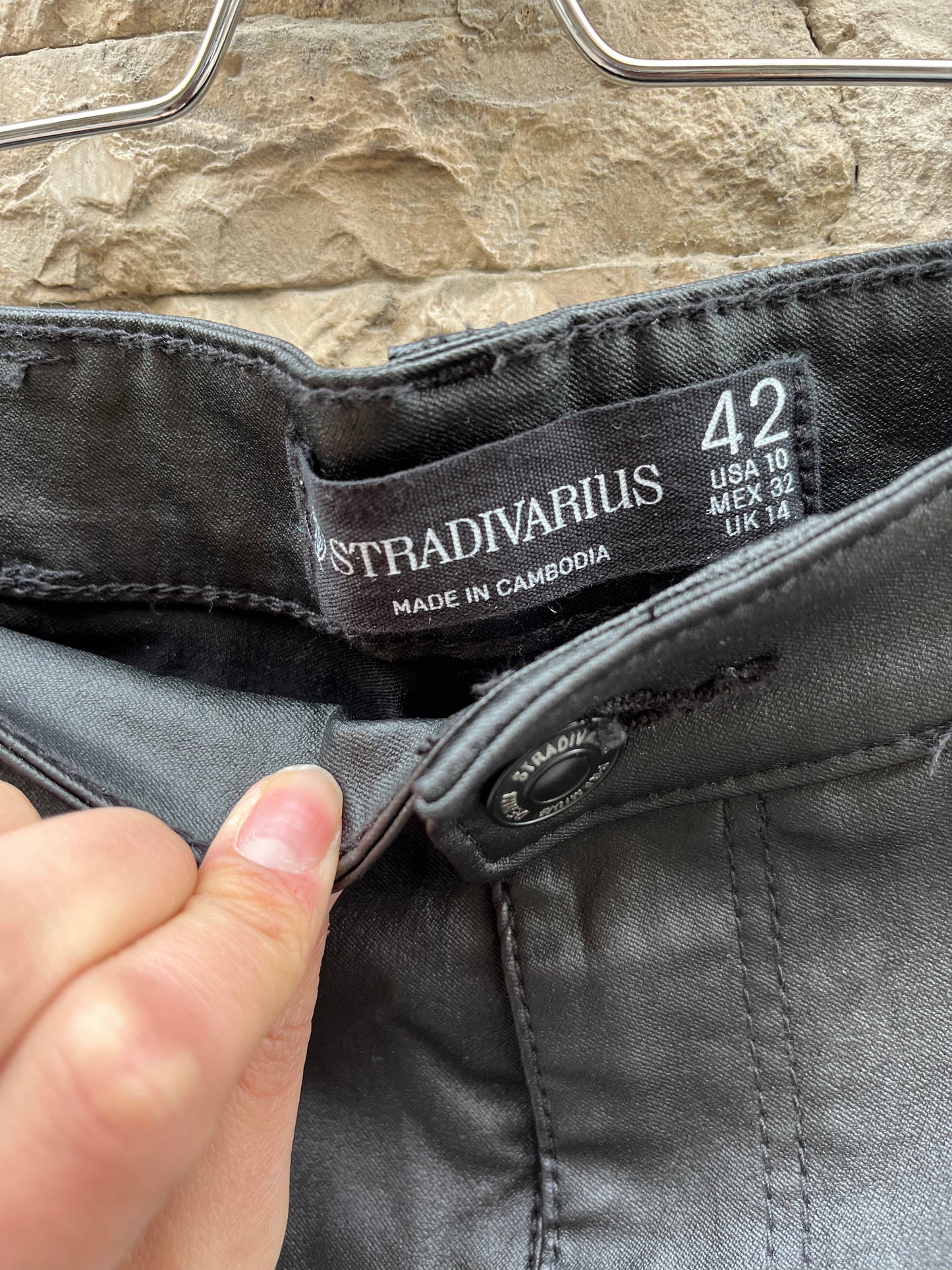 STRADIVARIUS. Pantalón negro encerado  T.42