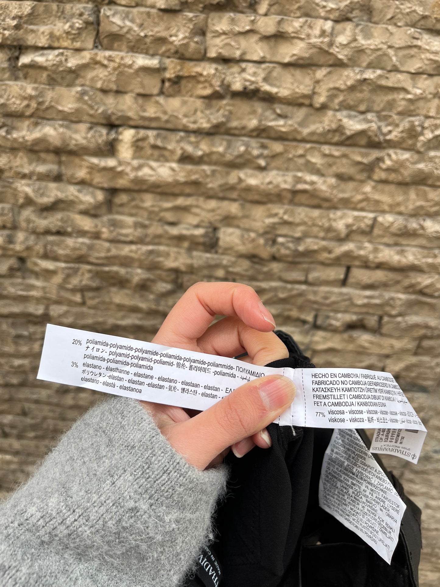 STRADIVARIUS. Pantalón negro encerado  T.42