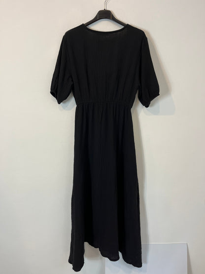 STRADIVARIUS. Vestido negro canalé T.m