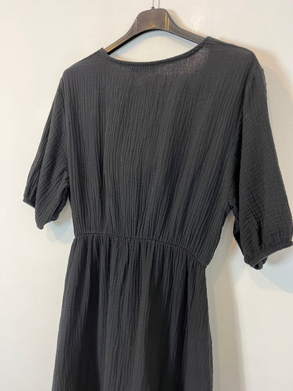 STRADIVARIUS. Vestido negro canalé T.m