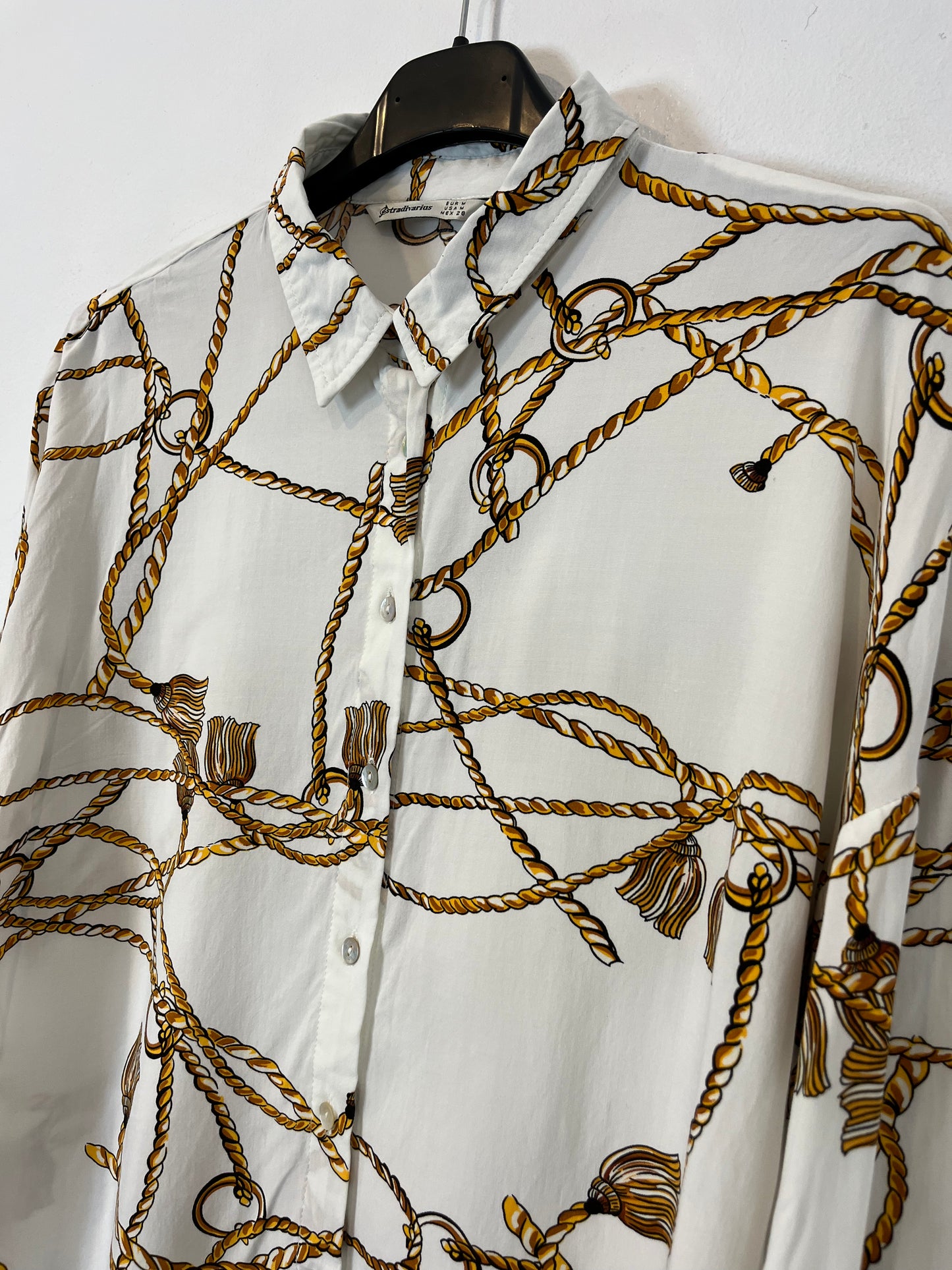 STRADIVARIUS. Blusa beige cuerdas T.m