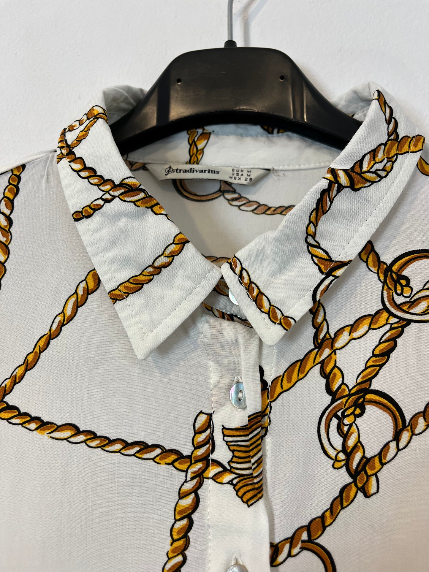 STRADIVARIUS. Blusa beige cuerdas T.m