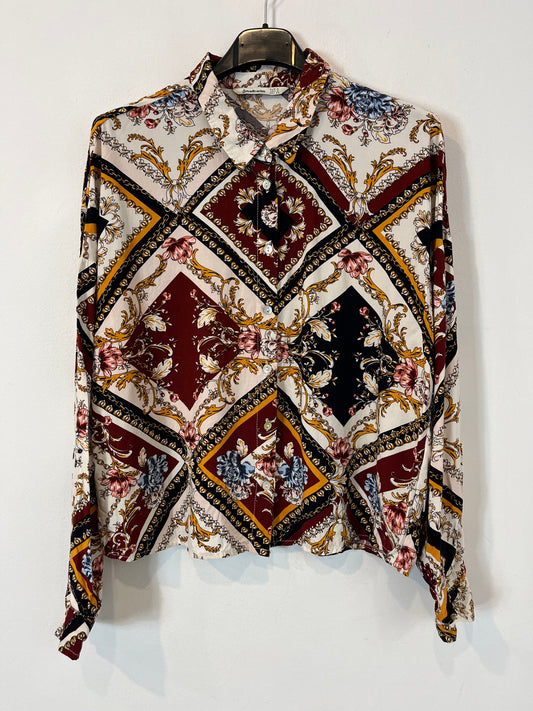 STRADIVARIUS. Blusa rombos y flores T.m