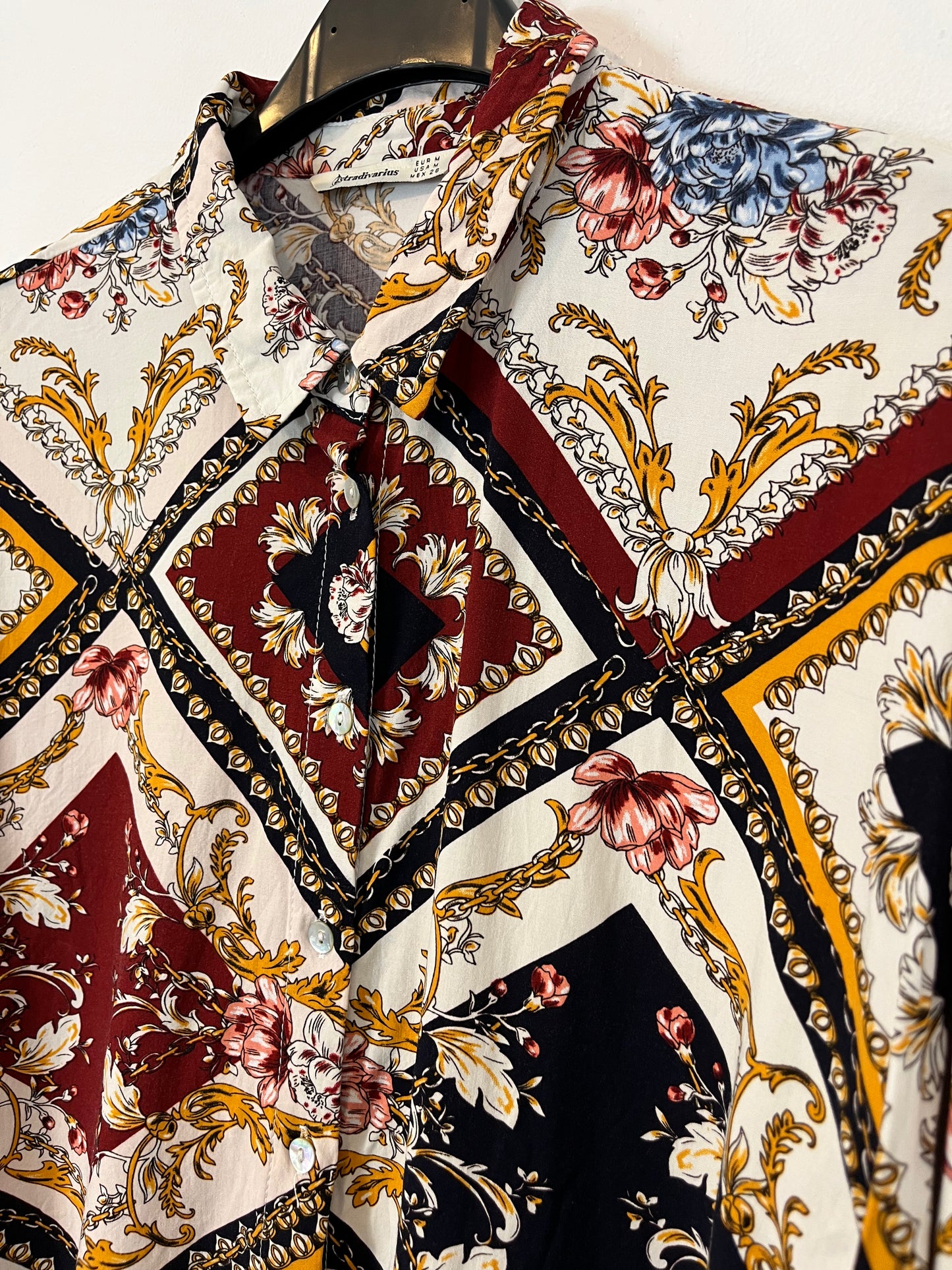 STRADIVARIUS. Blusa rombos y flores T.m