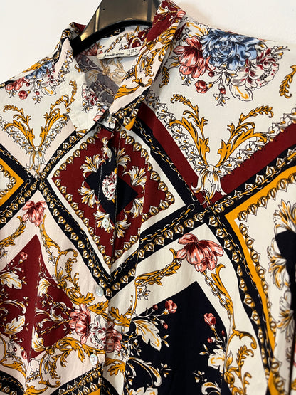 STRADIVARIUS. Blusa rombos y flores T.m