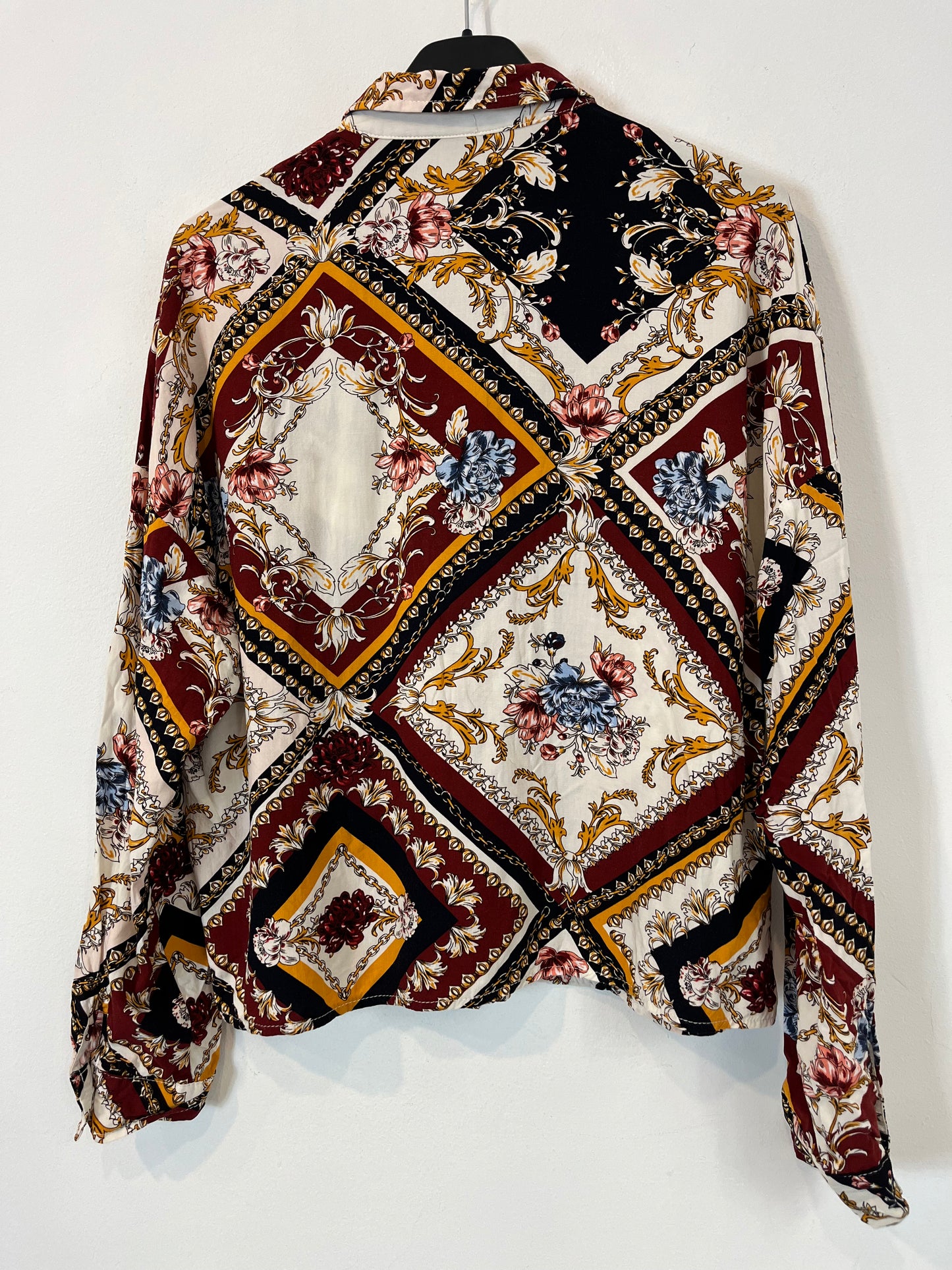 STRADIVARIUS. Blusa rombos y flores T.m