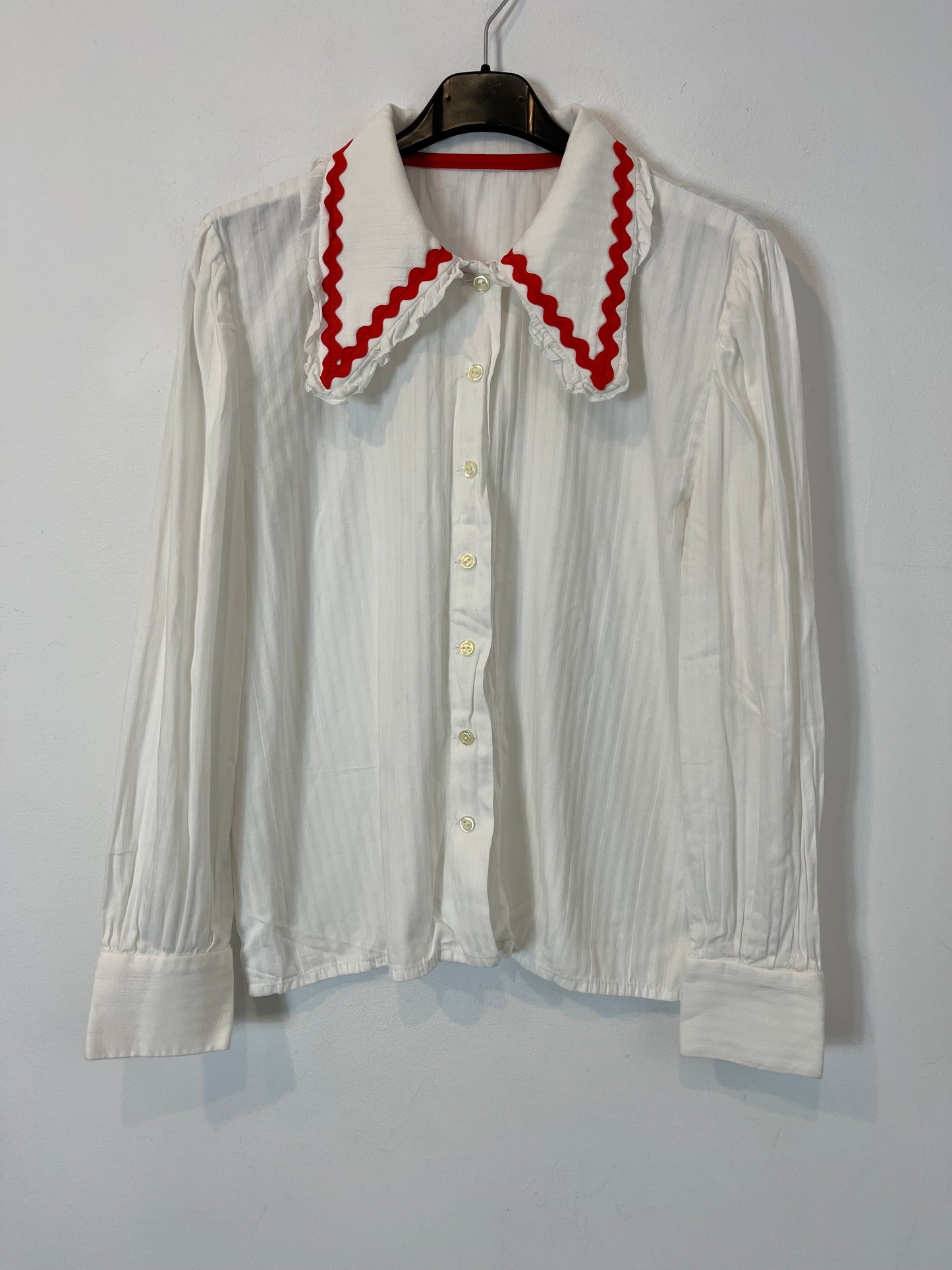 OTHERS. White blouse with red detail. TS/M