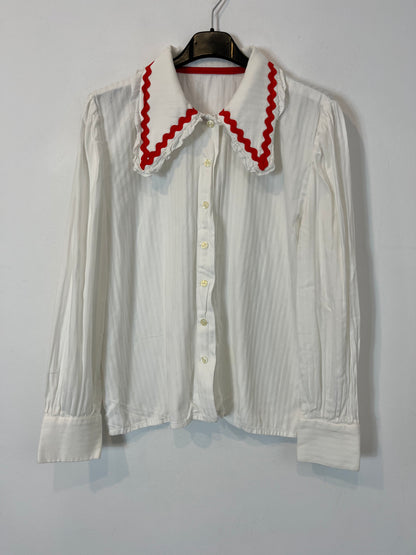 OTHERS. White blouse with red detail. TS/M