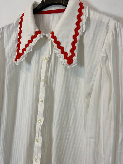 OTHERS. White blouse with red detail. TS/M