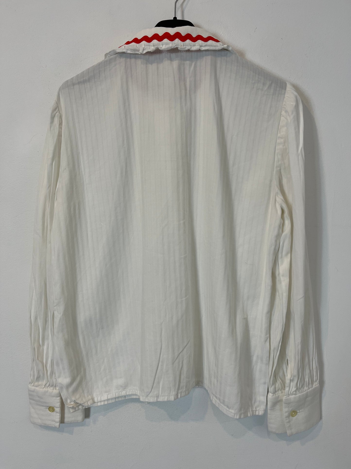 OTHERS. White blouse with red detail. TS/M