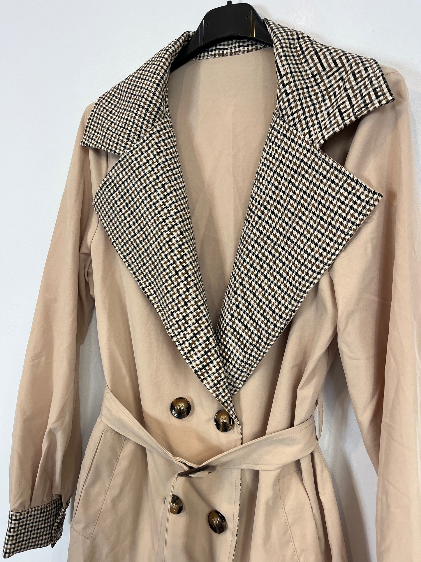 OTRAS. Gabardina beige detalles cuadros Tu(S)