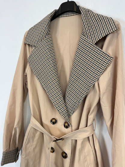 OTRAS. Gabardina beige detalles cuadros Tu(S)