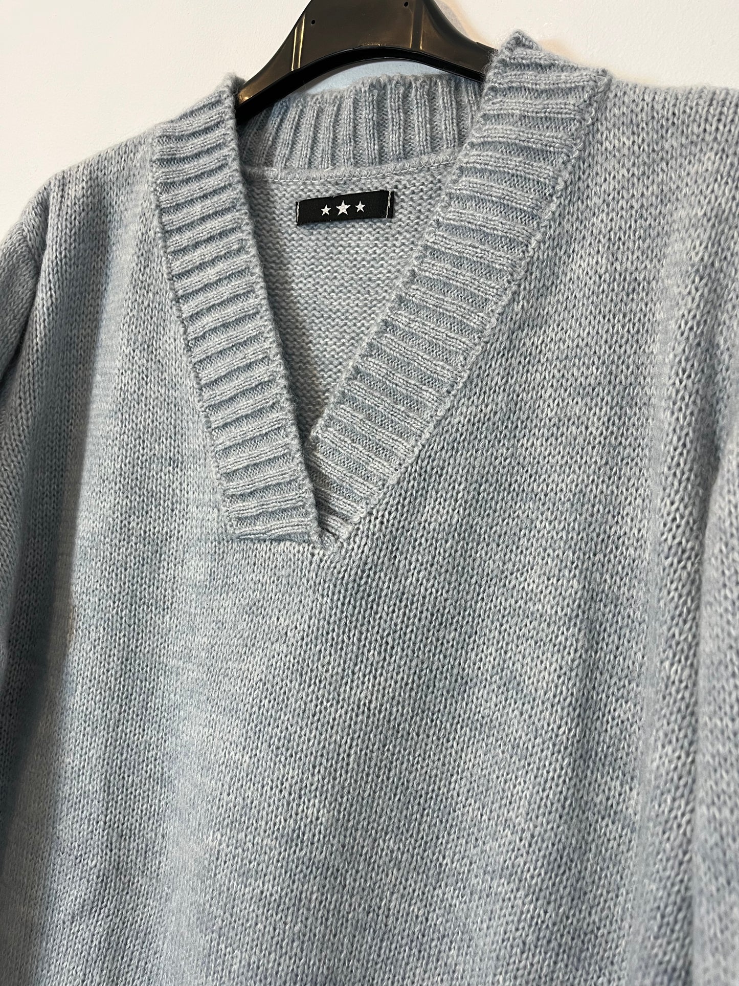 OTHERS. V-neck sweater. TL