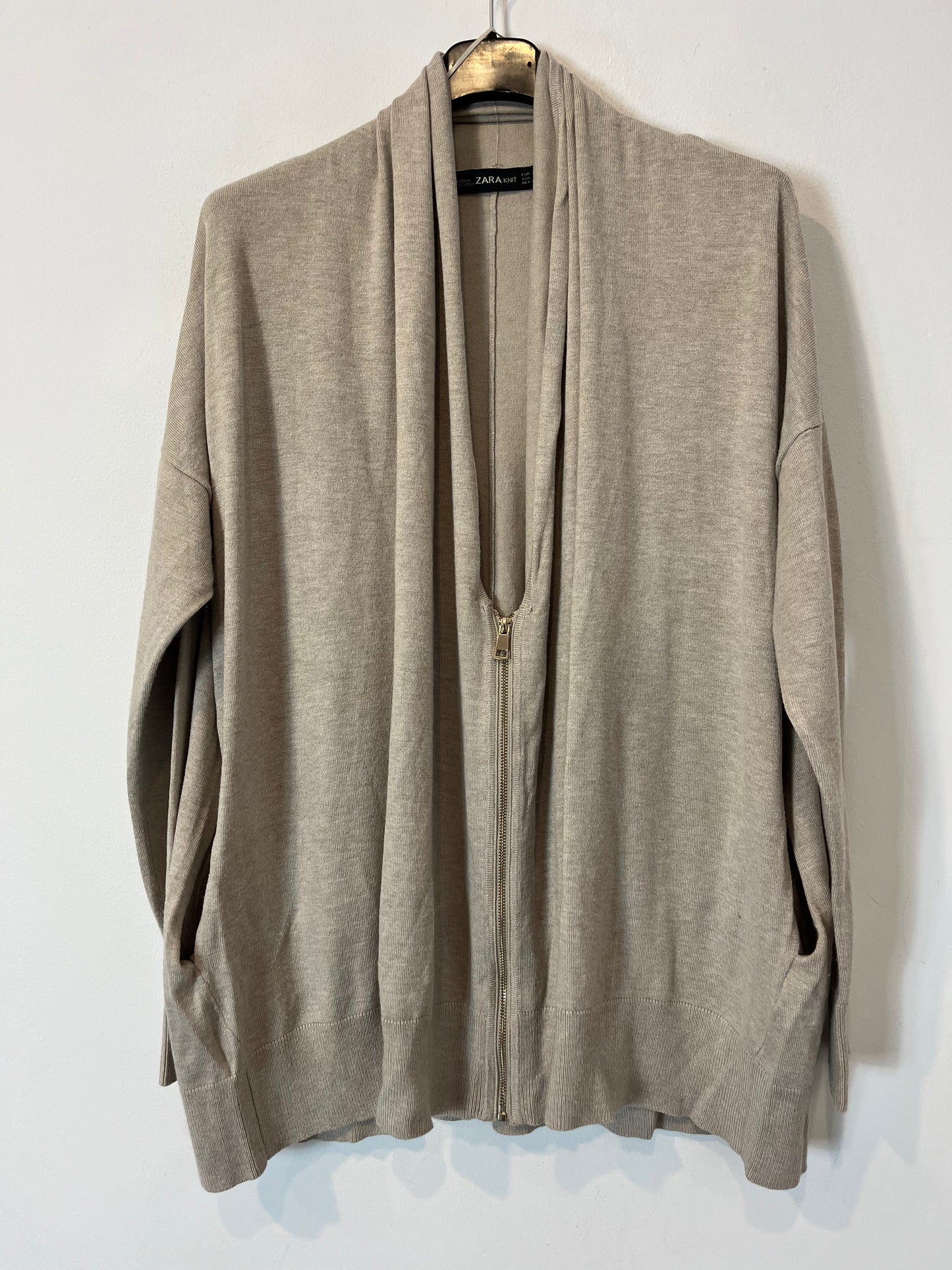 ZARA. Chaqueta beige cremallera. T M