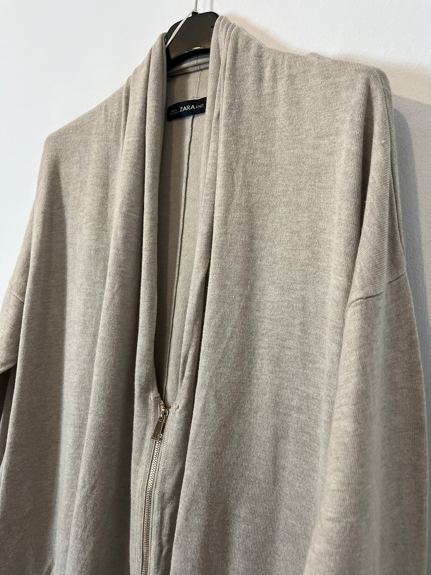 ZARA. Chaqueta beige cremallera. T M