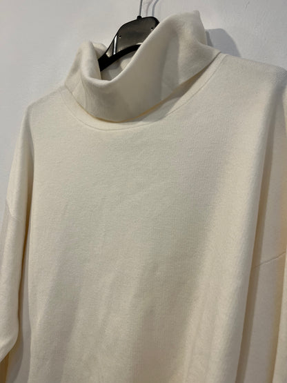 OTHERS. White turtleneck sweater. TL