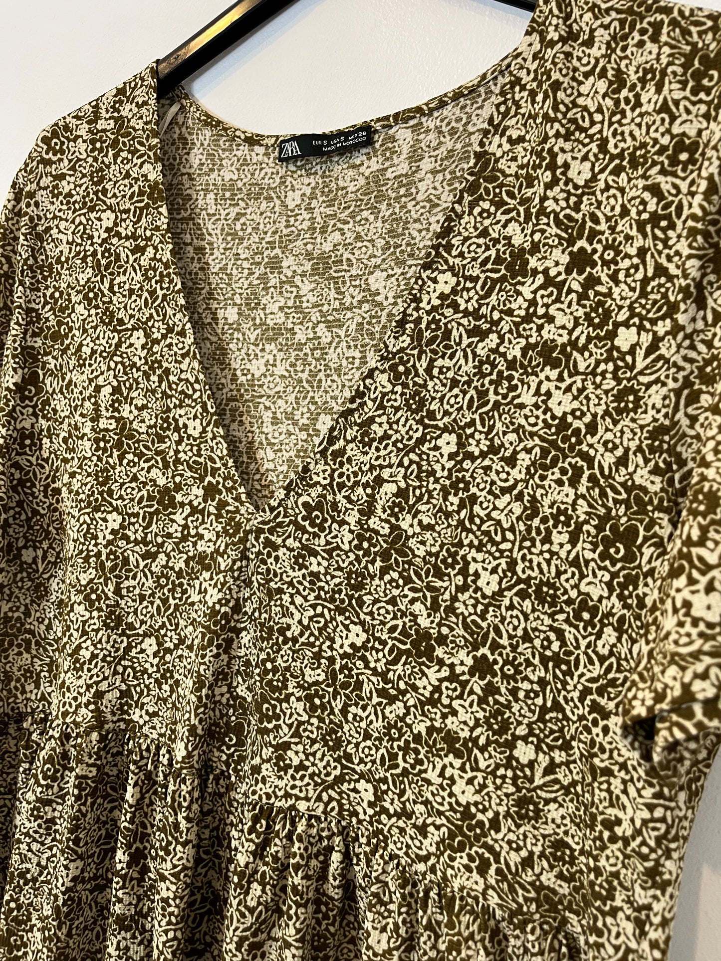 ZARA. Vestido midi verde estampado. T S