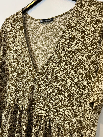 ZARA. Vestido midi verde estampado. T S