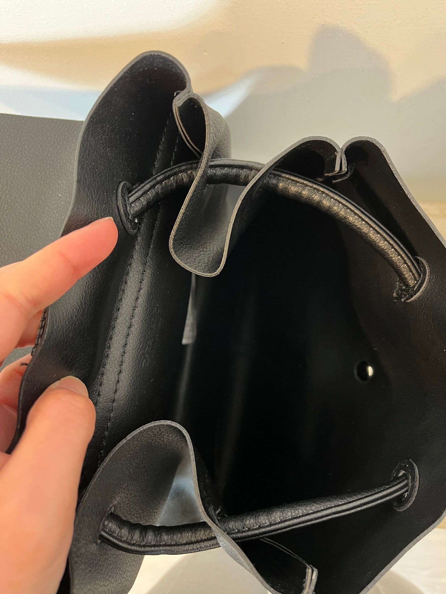 ZARA. Mochila negra efecto piel
