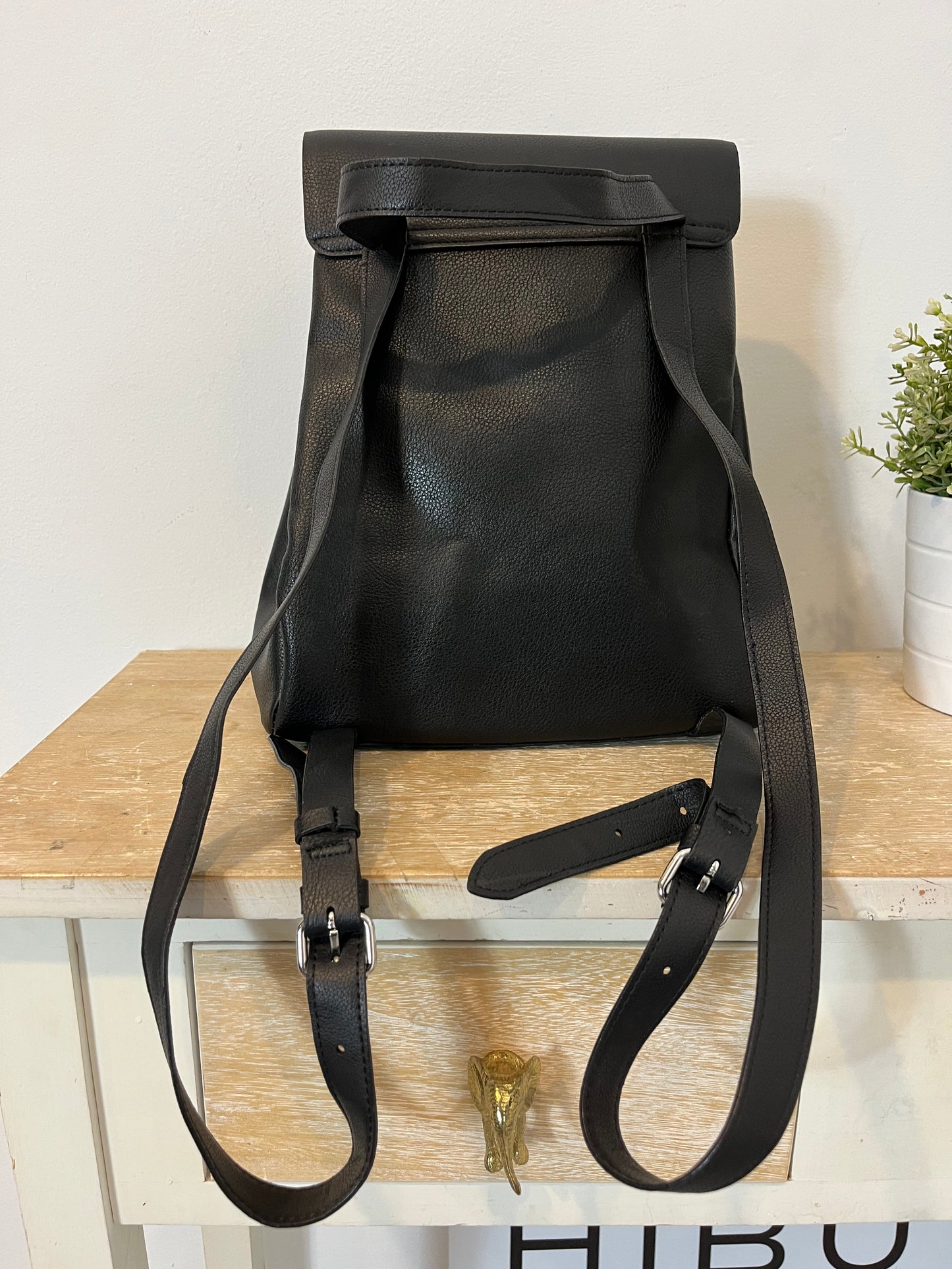 ZARA. Mochila negra efecto piel