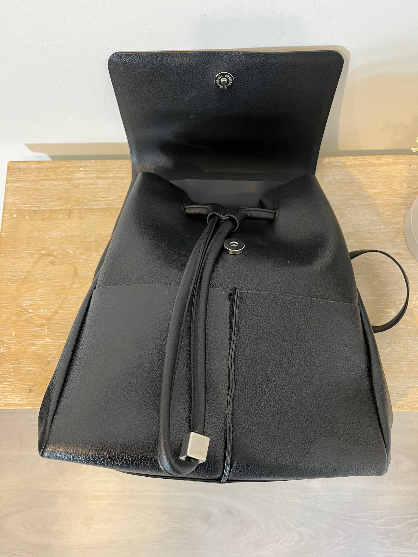 ZARA. Mochila negra efecto piel