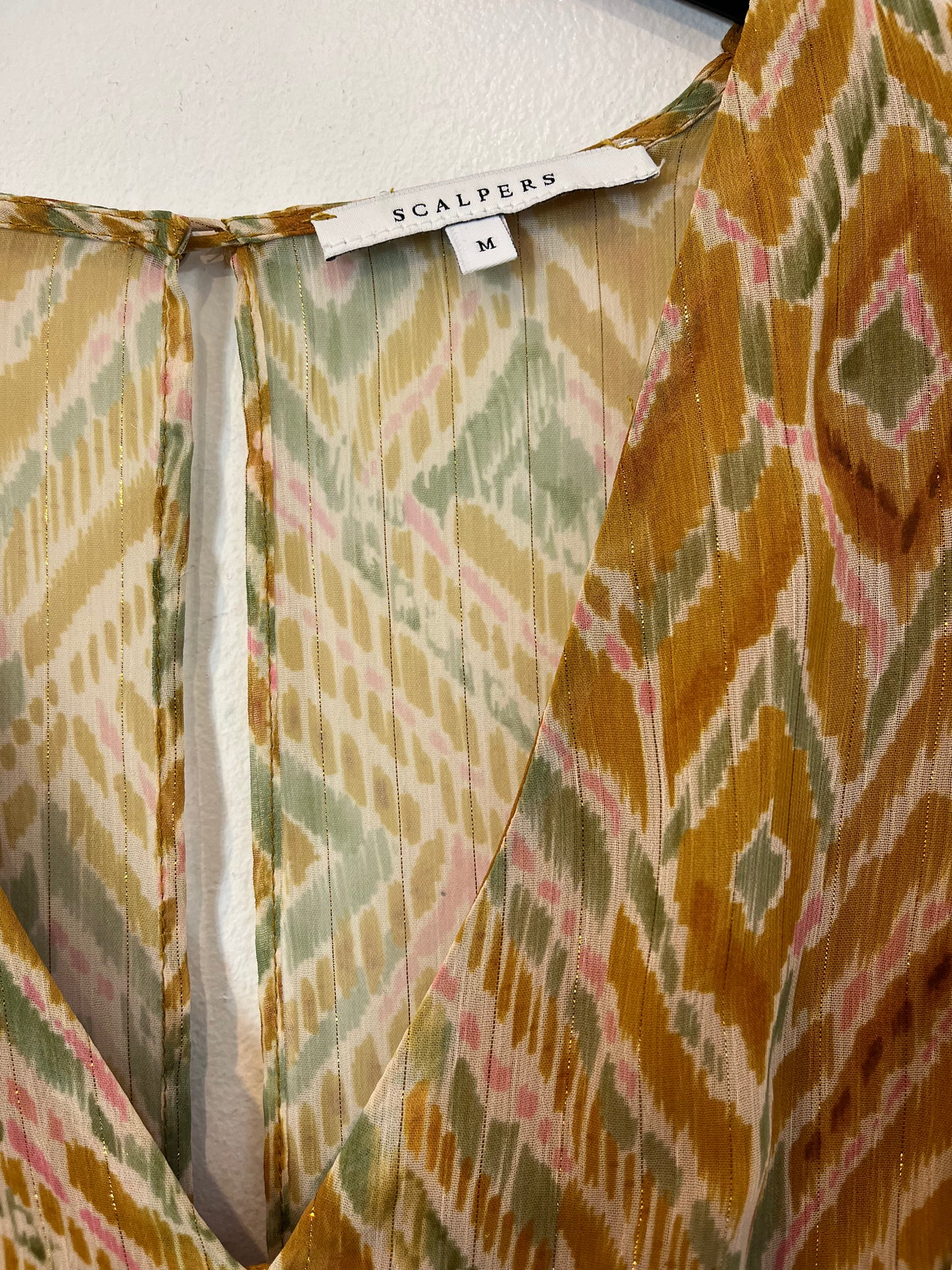 SCALPERS. Vestido beige estampado. T M