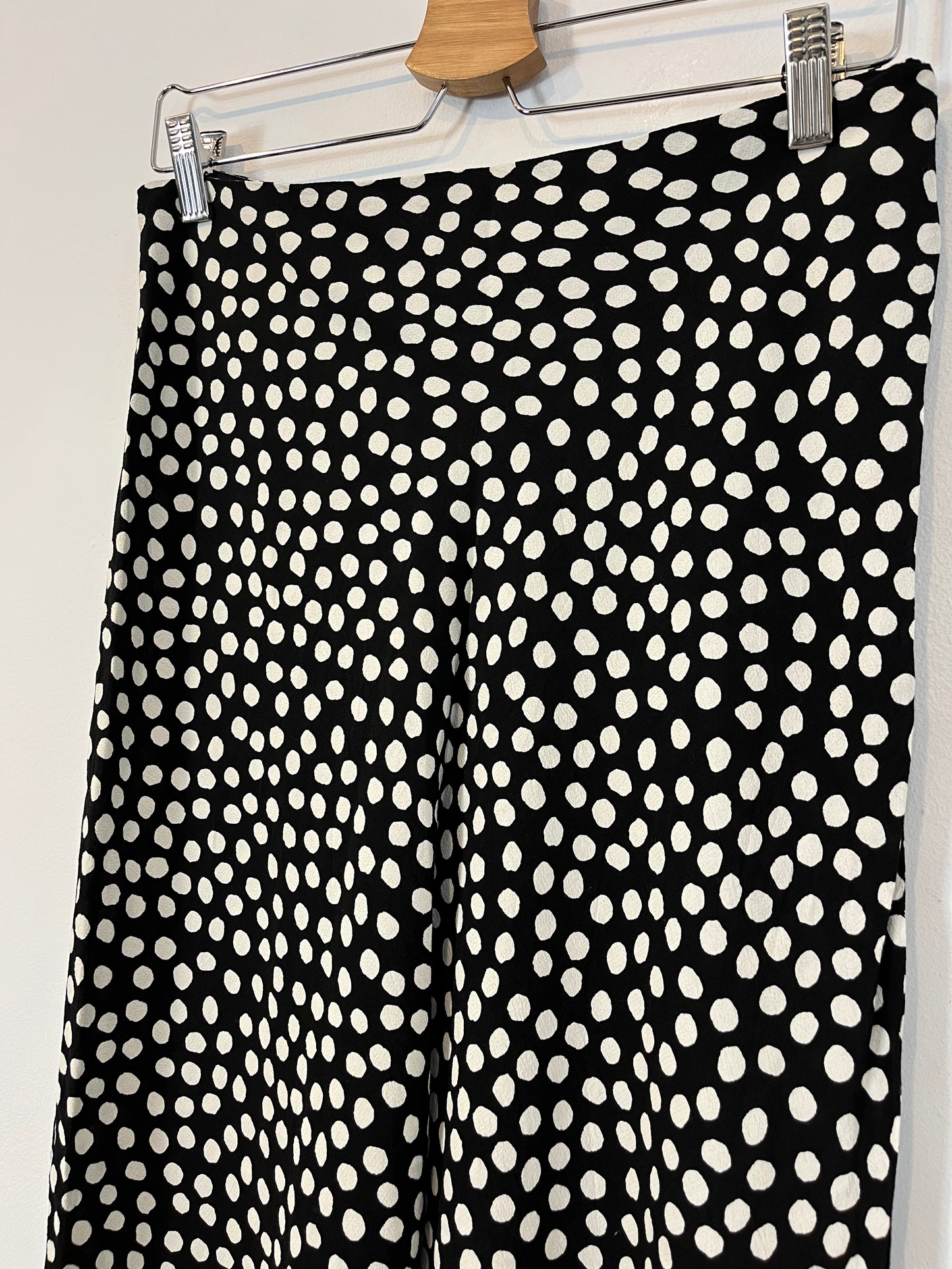 ZARA. Falda midi lunares. T M