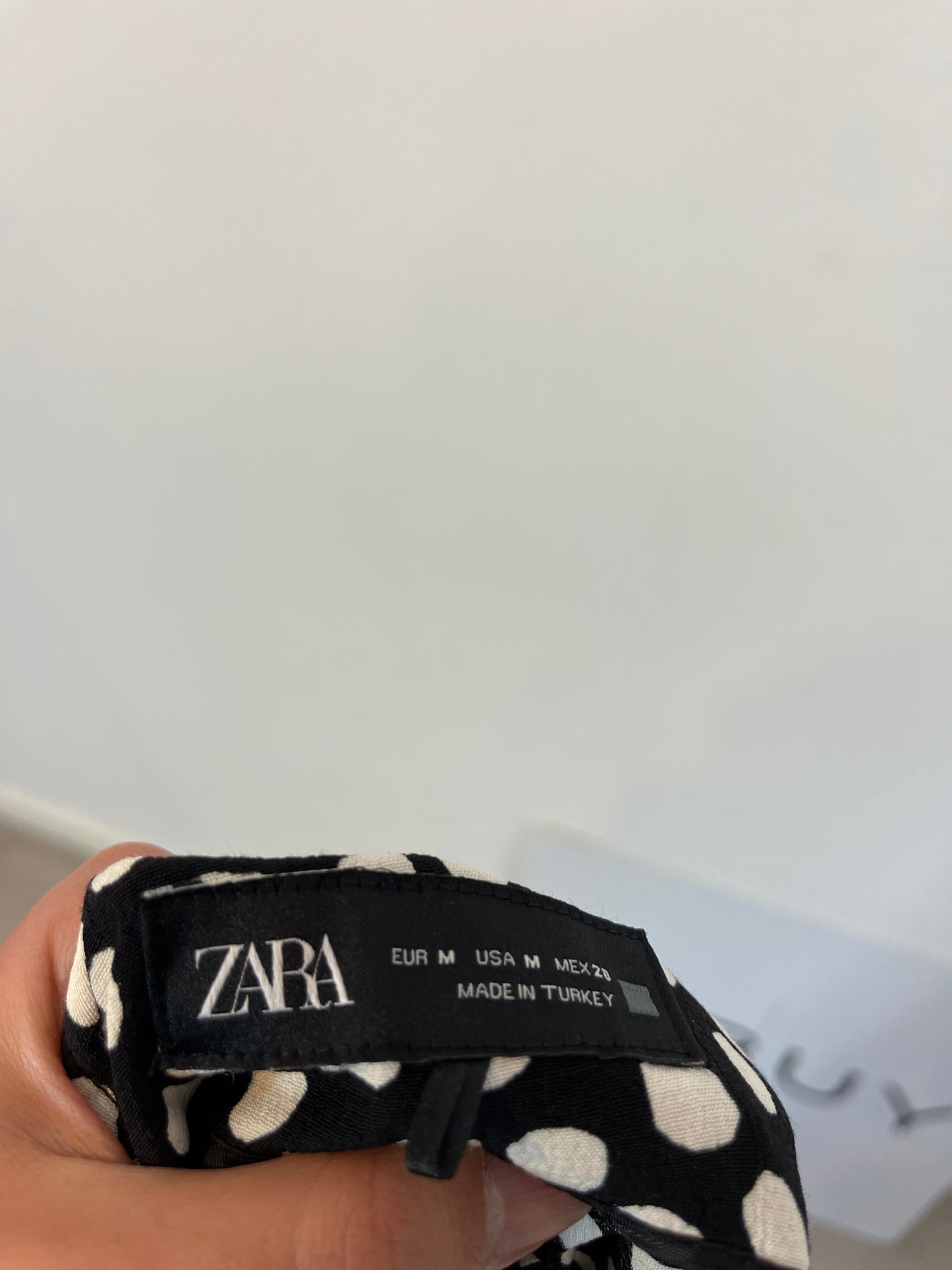 ZARA. Falda midi lunares. T M