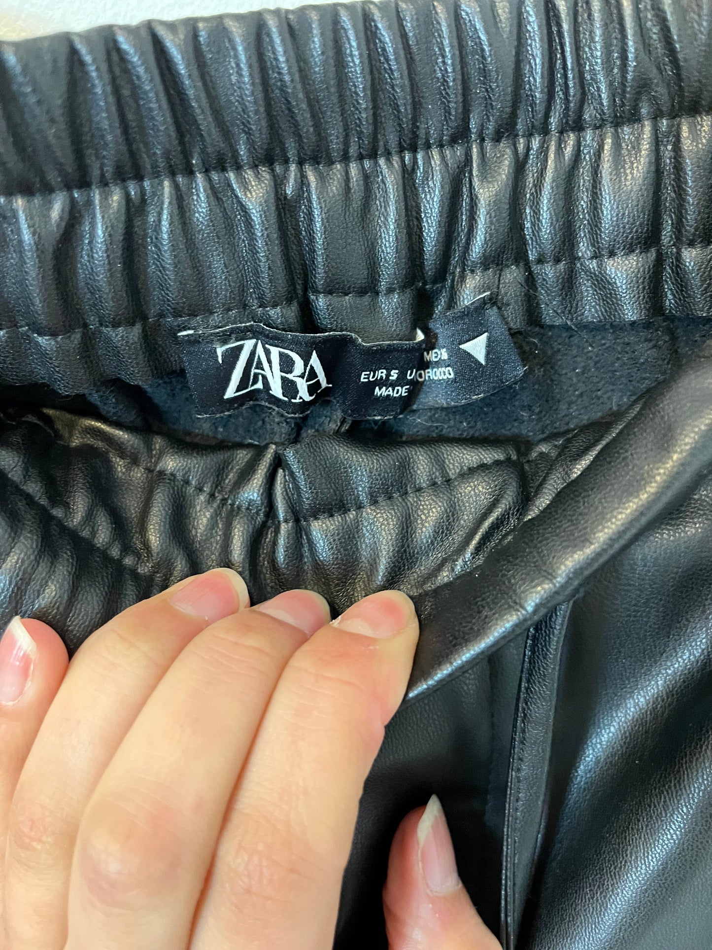 ZARA. Black faux leather Ts trousers